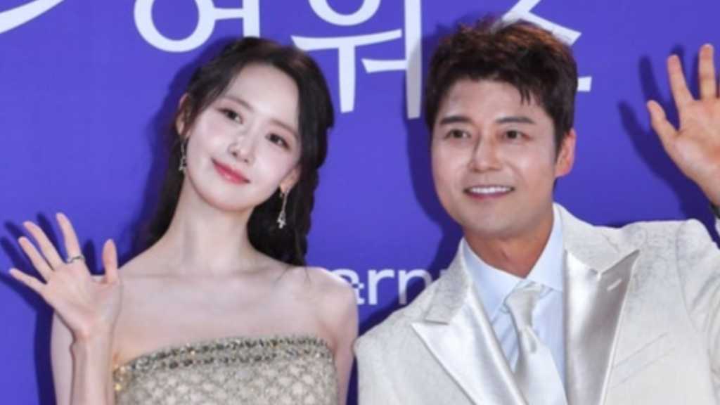 【PHOTO】少女時代 ユナ&チョン・ヒョンム「第5回青龍シリーズアワード」レッドカーペットに登場