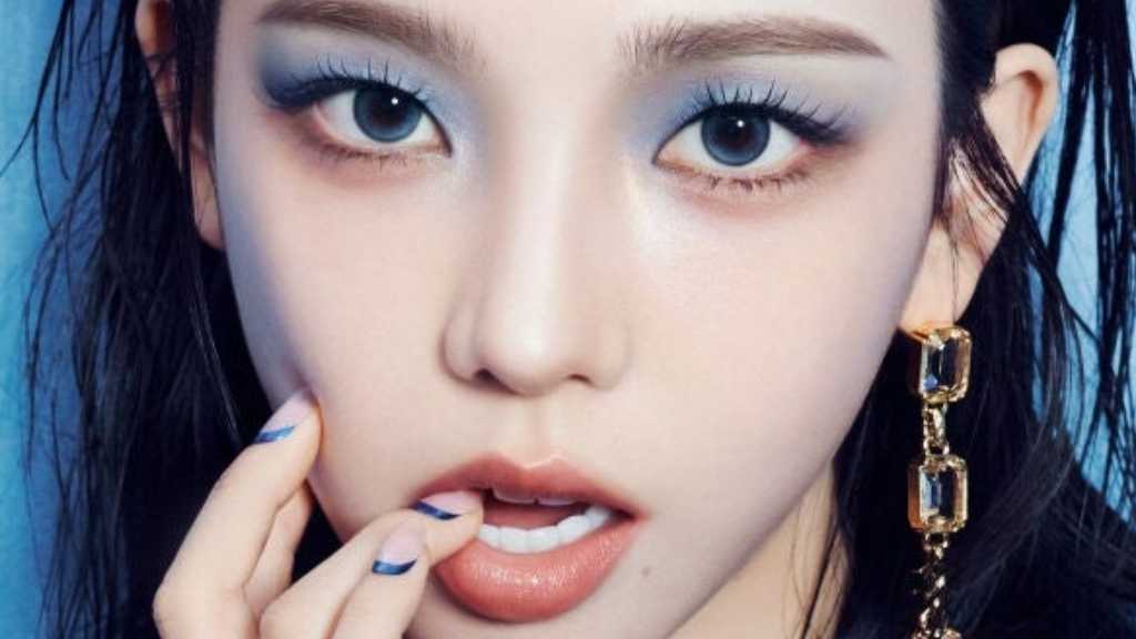 aespaのKARINA、ブルーのアイメイク＆オールバックで強烈なカリスマ性を披露…クールな魅力に視線釘付け