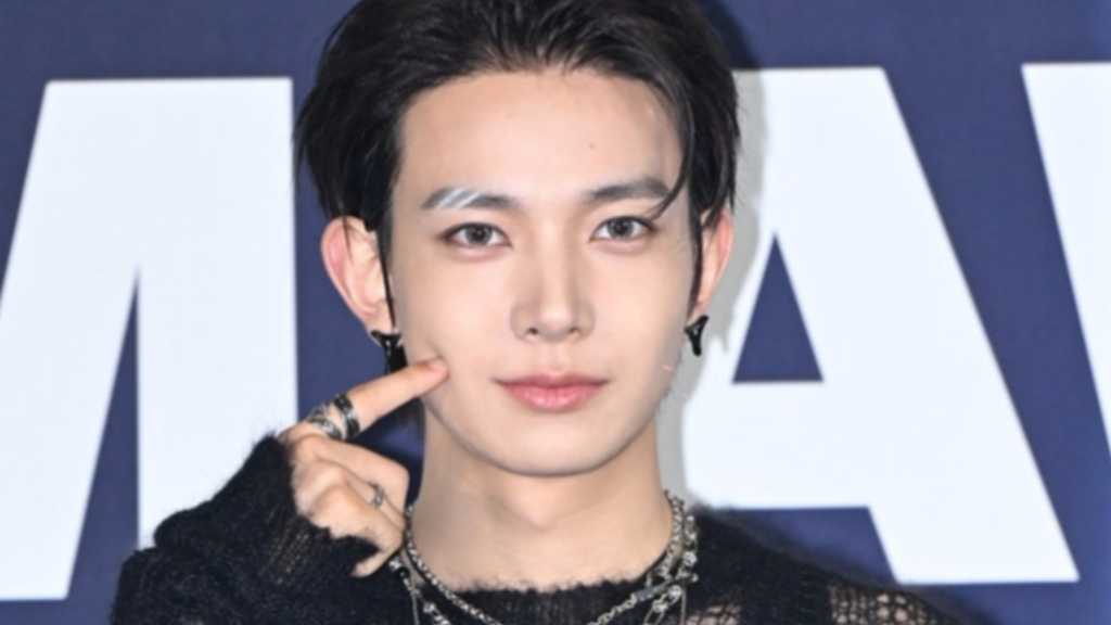 【PHOTO】元ENHYPEN ヒスン「2026 K-WORLD DREAM AWARDS」ブルーカーペットに登場