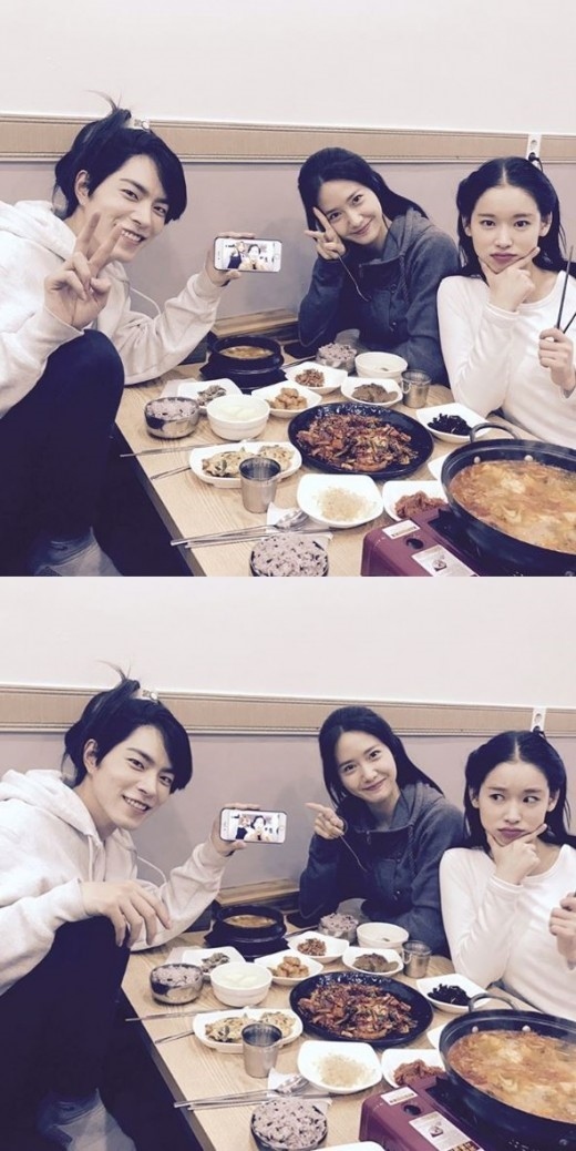 ホン ジョンヒョン 少女時代 ユナ パク ファニとの和気藹々とした写真を公開 美男美女の食事会 Kstyle