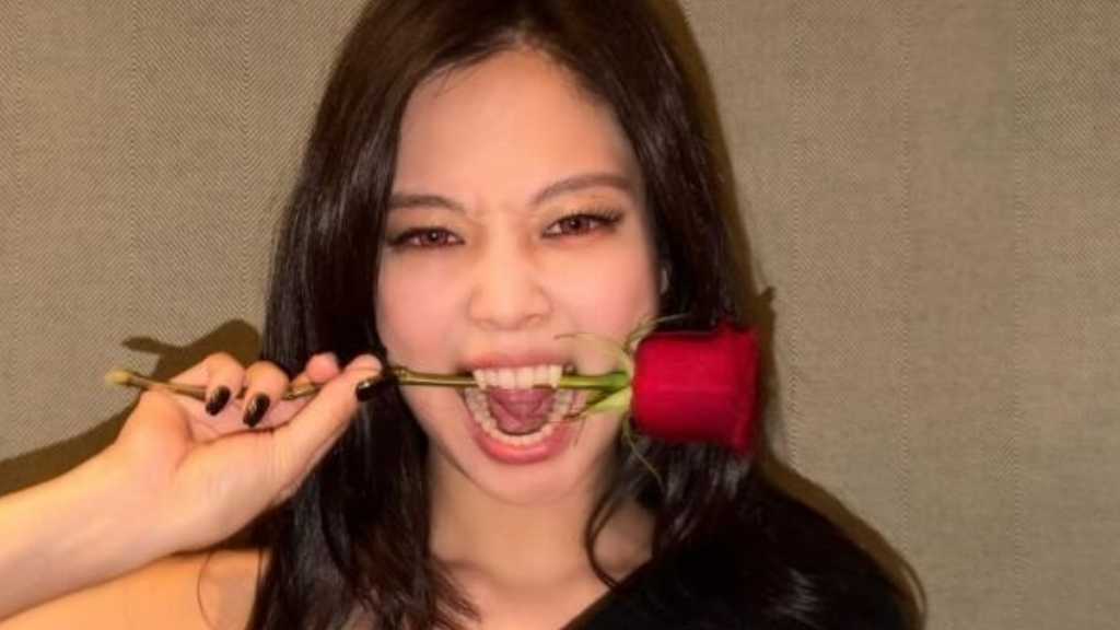 BLACKPINK ジェニー、ドラキュラに変身！？衝撃ショットで強烈な魅力アピール