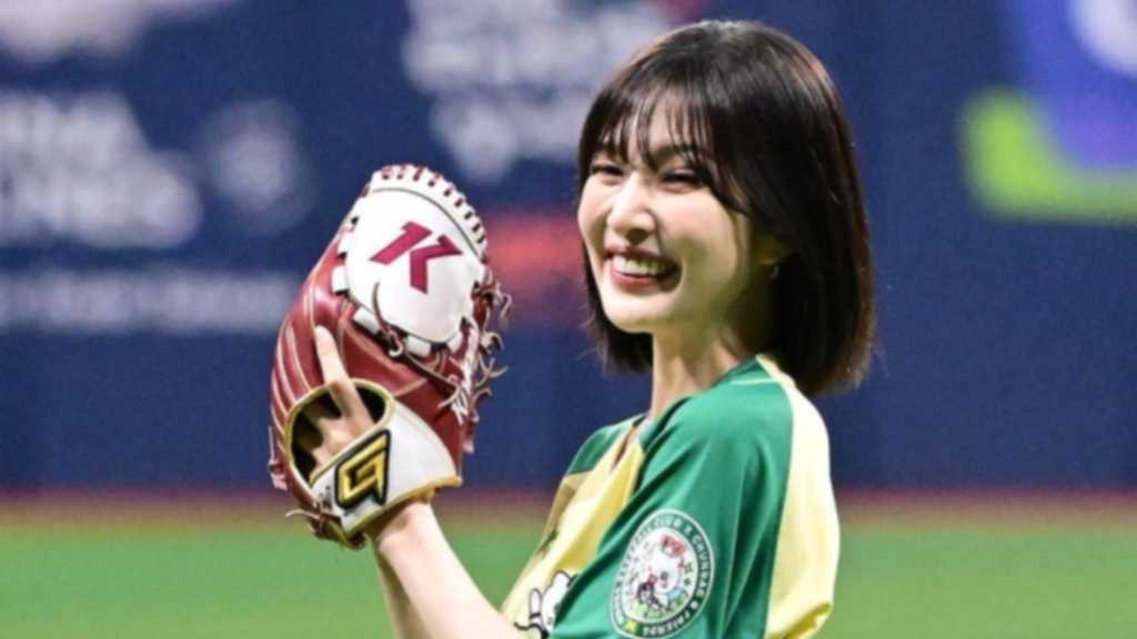 【PHOTO】Red Velvet ジョイ、始球式に登場…細いウエストに釘付け