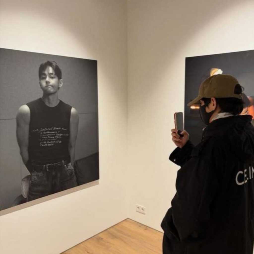 BTSのV、自身の展示会をサプライズ訪問!直筆メッセージに注目(動画あり)