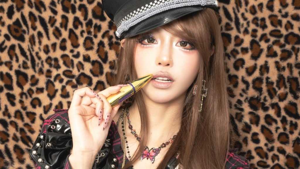 LOVELYZ ミジュ、2000年代のギャルに変身!?強烈なビジュアル&ファッションに視線釘付け(動画あり)