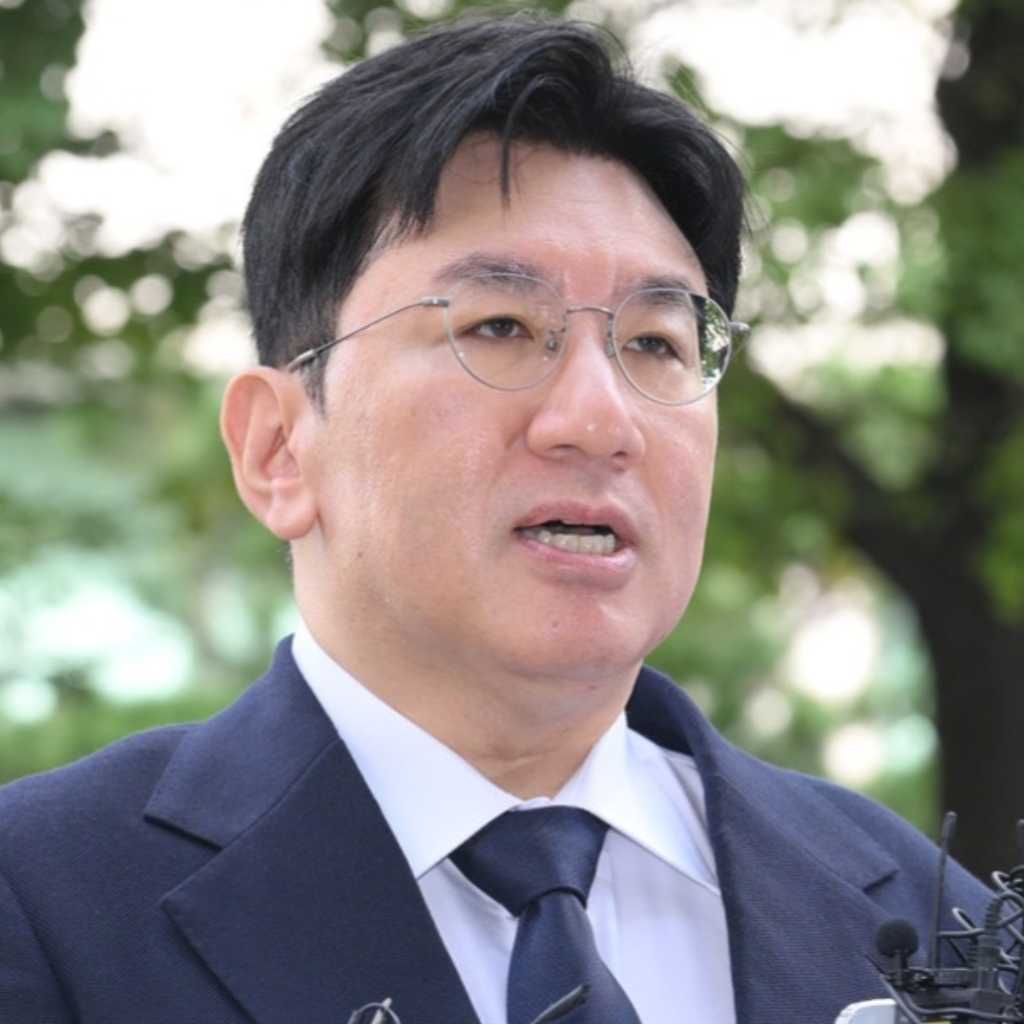 HYBE バン・シヒョク議長、不正取引容疑で警察が約13時間の召喚調査