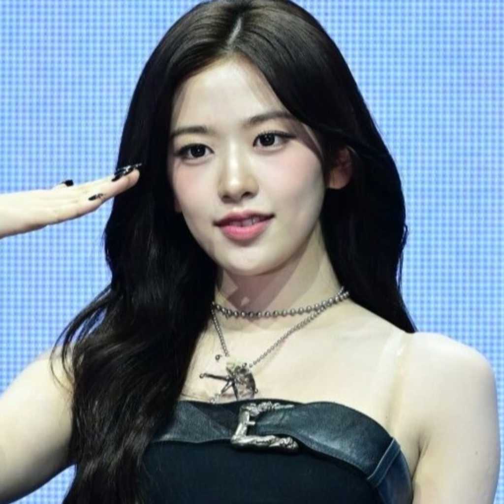 IVE ユジン、膝の負傷により椅子に座ってパフォーマンスも…今後の活動は