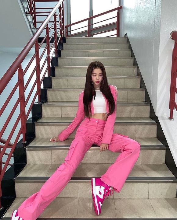 IVE チャン・ウォニョン、キュートなピンクの衣装の近況ショット…非現実的な脚の長さに驚き - Kstyle