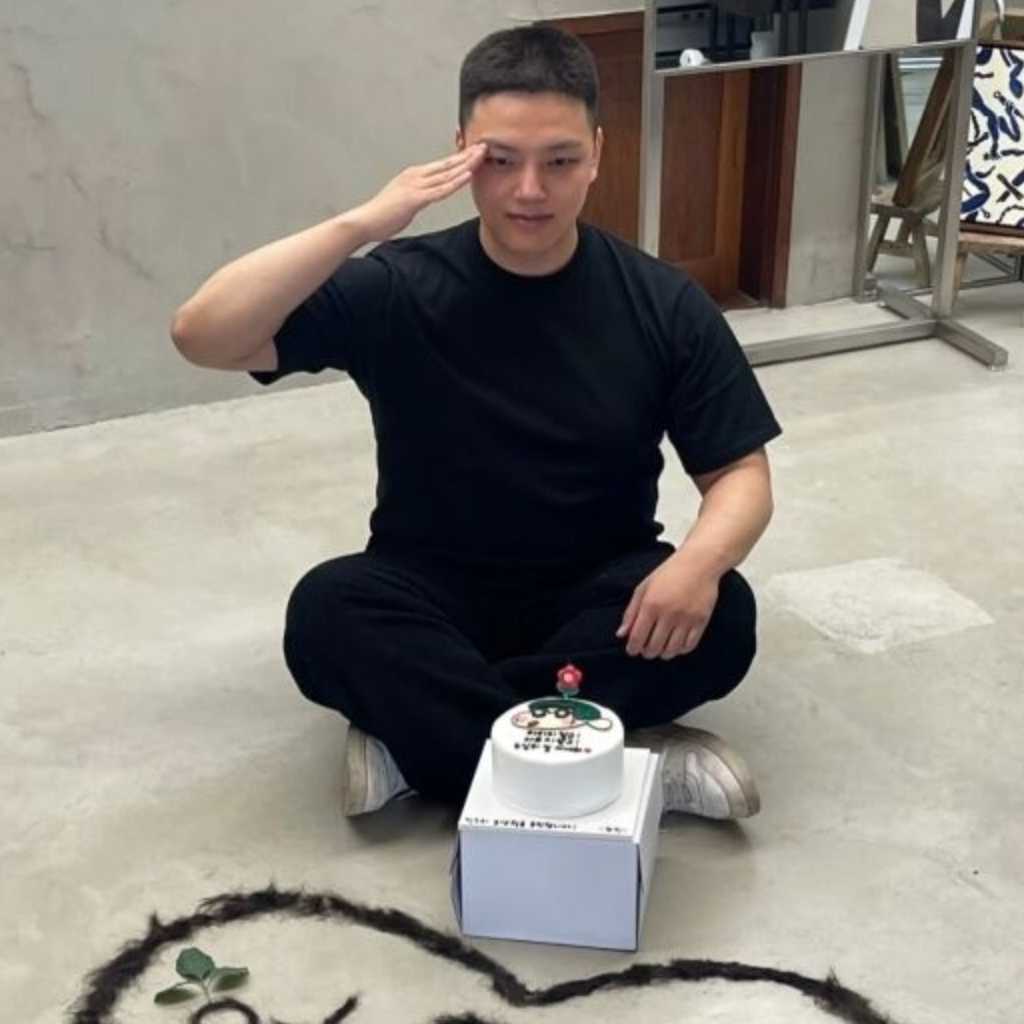 “明日入隊”ヨ・ジング、坊主頭を電撃公開!髪の毛で作ったハートのメッセージも