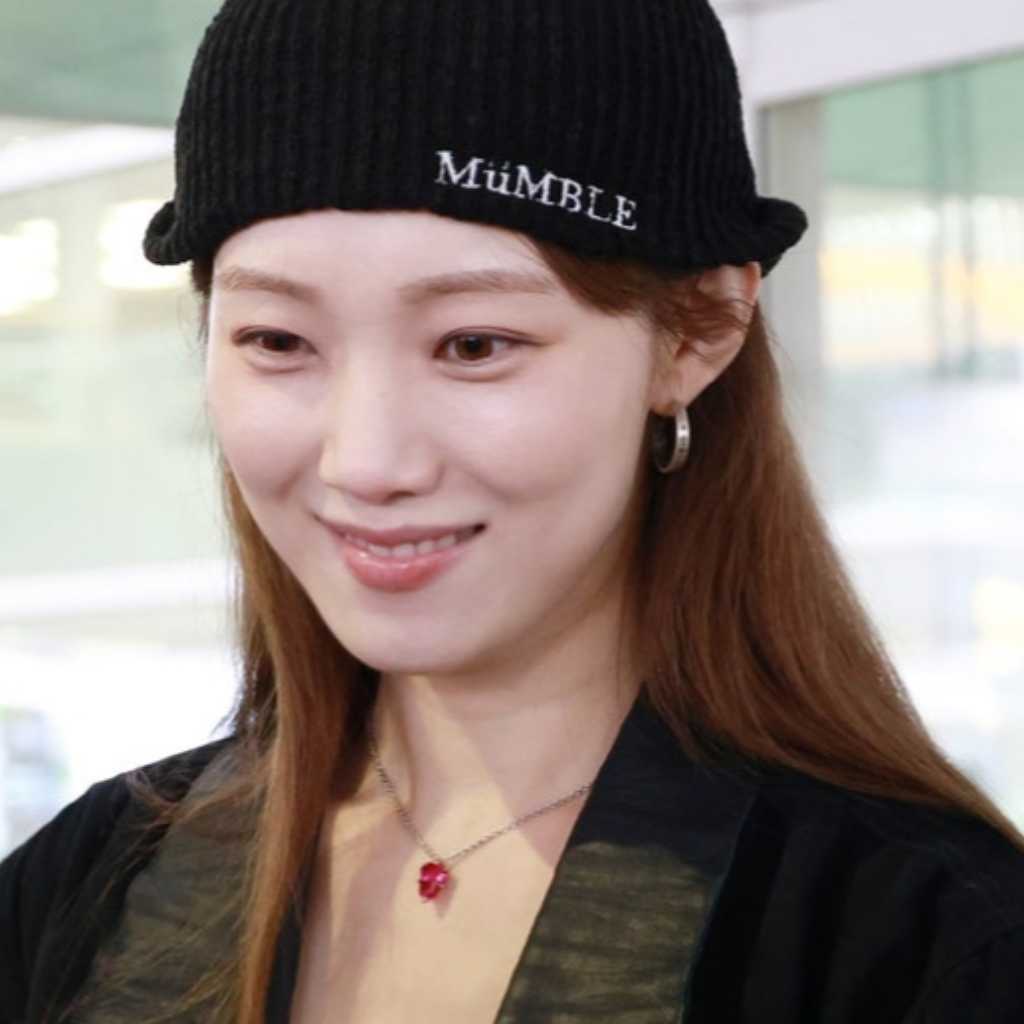 【PHOTO】イ・ソンギョン、ワンちゃんと2ショットも！海外スケジュールを終えて韓国に到着（動画あり）