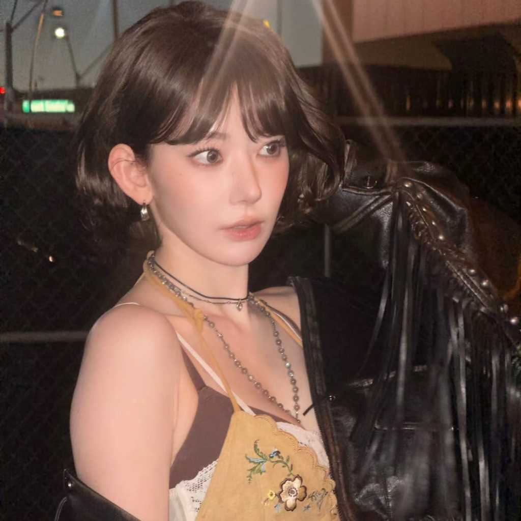 LE SSERAFIM 宮脇咲良、細いウエストと腹筋に驚き!「iHeart Radio Festival」記念ショット続々