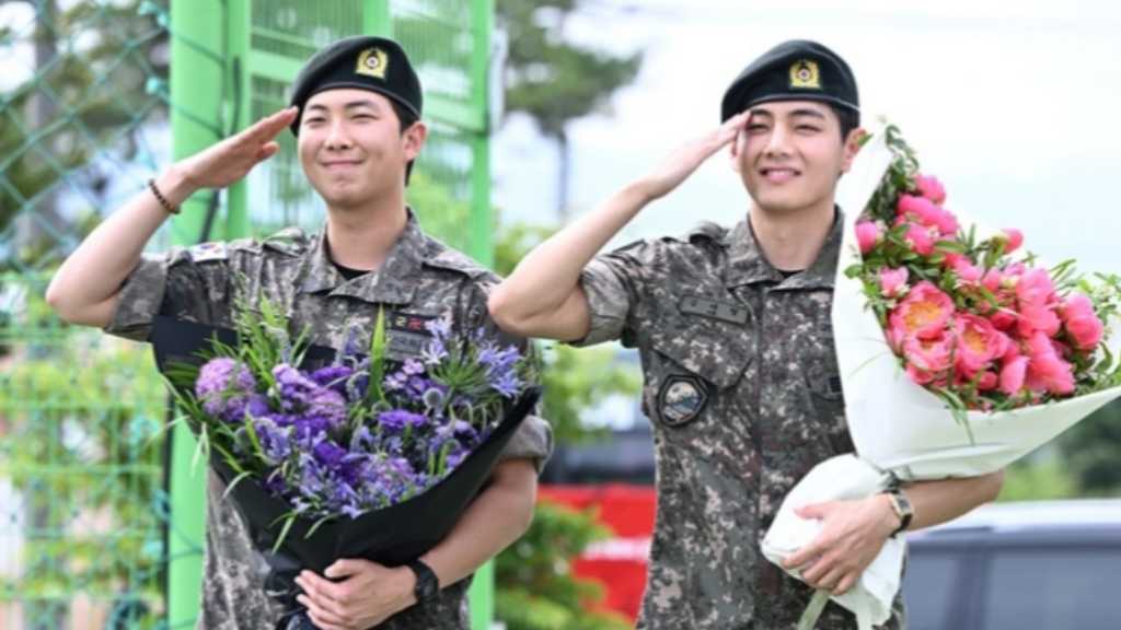 【PHOTO】BTSのRM＆V、喜びのハグも！軍服務を終えて登場…笑顔で除隊の挨拶（動画あり）