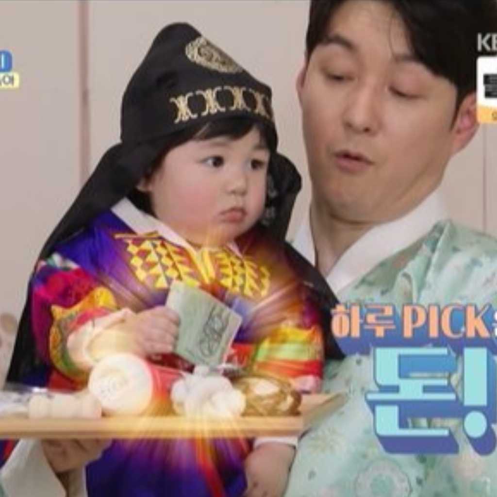 シム・ヒョンタクの息子ハルくん、1歳を迎え韓国の伝統行事に挑戦!結果に両親も大満足(動画あり)