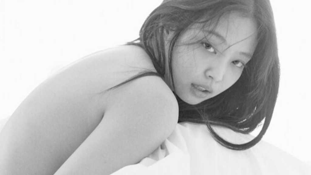 BLACKPINK ジェニー、ベッドで上半身裸の大胆ショットも！初の写真展の未公開写真が話題に