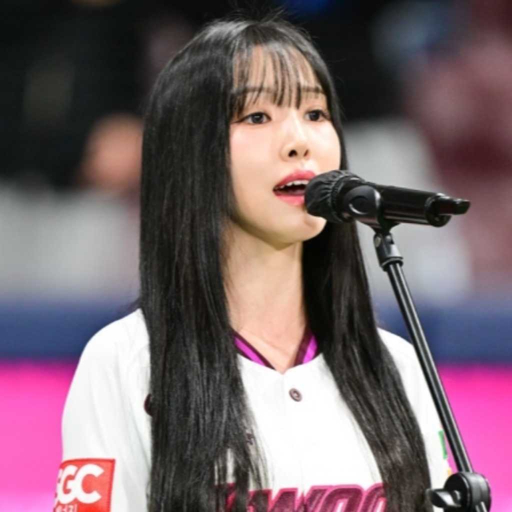 【PHOTO】元GFRIEND ユジュ、始球式＆国歌斉唱のため野球場に登場