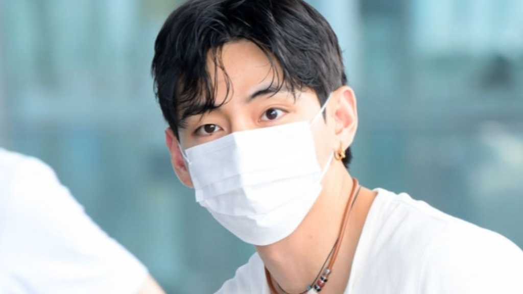 【PHOTO】BTSのV、ファッションショーのためフランスへ出国…マスクでも隠せないオーラ（動画あり）