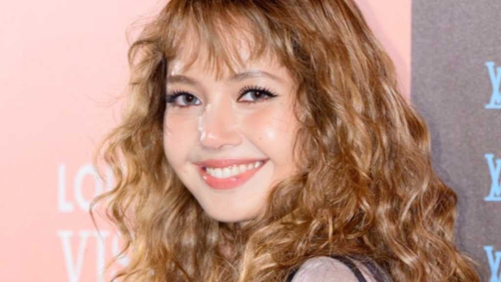 BLACKPINK リサ、ジス＆ロゼに続き…10周年記念イベントに関する議論うけ謝罪「心が痛かった」
