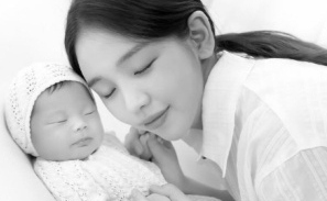 ペク・アヨン、生後1ヶ月の娘と2ショット！人形のようなキュートな写真を公開