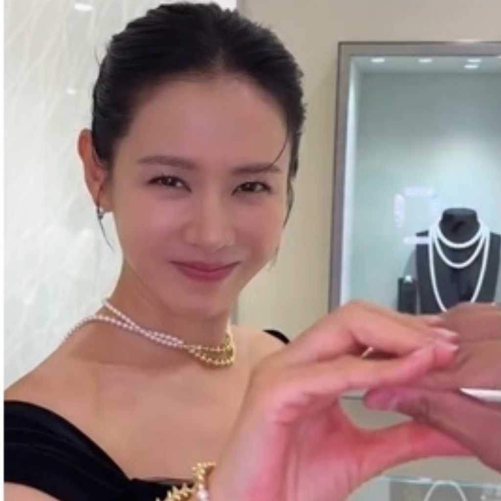 ソン・イェジン、夫ヒョンビンの真似をしたポーズが話題に！変わらぬ愛情をアピール（動画あり）