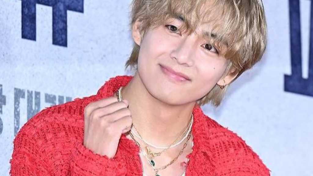 BTSのV、初雪にときめき？自身の広告と記念ショットも「来年は僕たちと