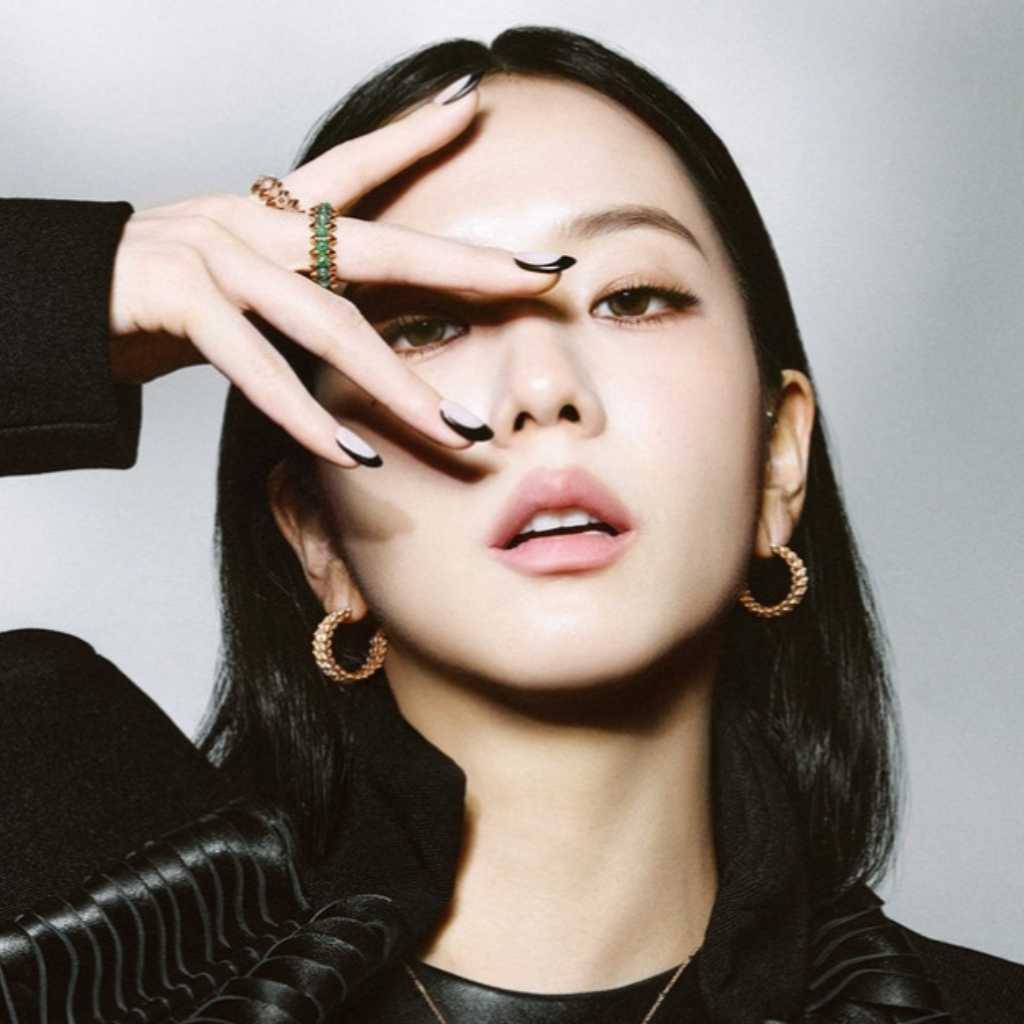 ジス、BLACKPINKのカムバックから新ドラマまで…グラビアで近況を明らかに