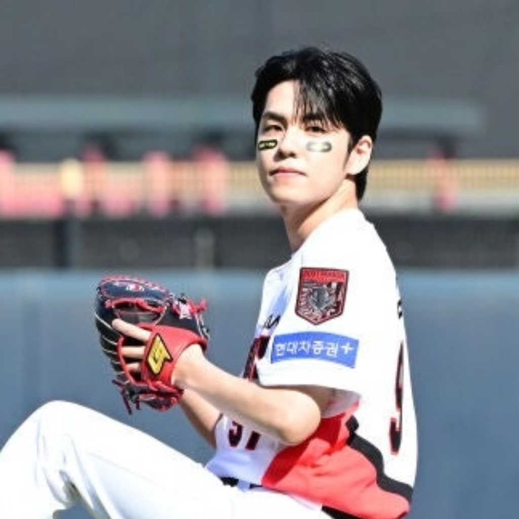 【PHOTO】DAY6 ウォンピル、始球式に登場…力強い視線