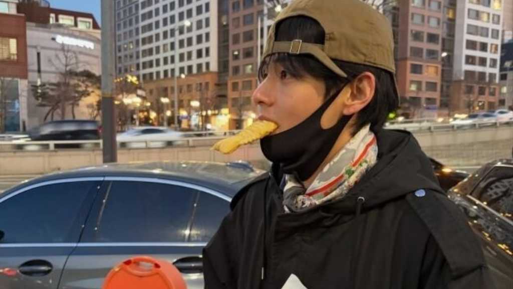 BTSのV、日本語にも注目！たい焼きを頬張る姿から親友パク・ヒョンシクとの腕組みショットも…近況が話題