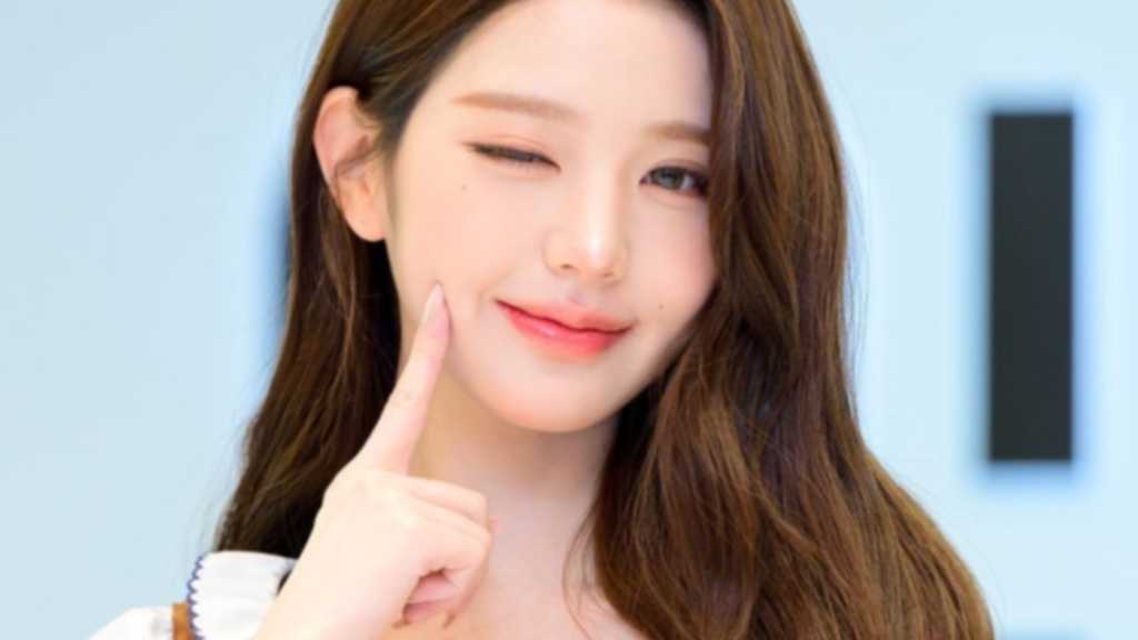 【PHOTO】IVE ウォニョン、ブランド「MIUMIU Beauty」のイベントに出席