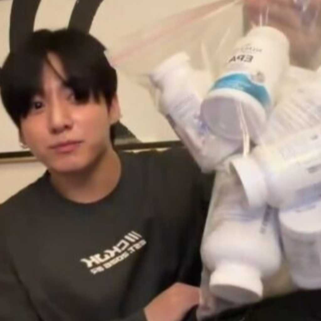 BTS ジョングク、肝臓の常備薬から大量のサプリも…生配信で紹介した“薬バッグ”が話題に