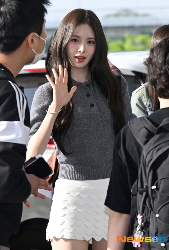 PHOTO】izna「KCON JAPAN 2025」のため日本へ…笑顔で挨拶（動画あり