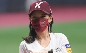 【PHOTO】3YE、始球・始打式に登場…国歌斉唱&祝賀ステージも披露(動画あり)