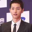 【PHOTO】ソン・ジュンギ「2016 APAN STAR AWARDS」レッドカーペットに登場“センス溢れるスーツ姿”