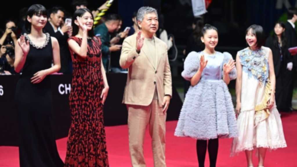 【PHOTO】是枝裕和監督＆出口夏希ら「釜山国際映画祭」開幕式のレッドカーペットに登場