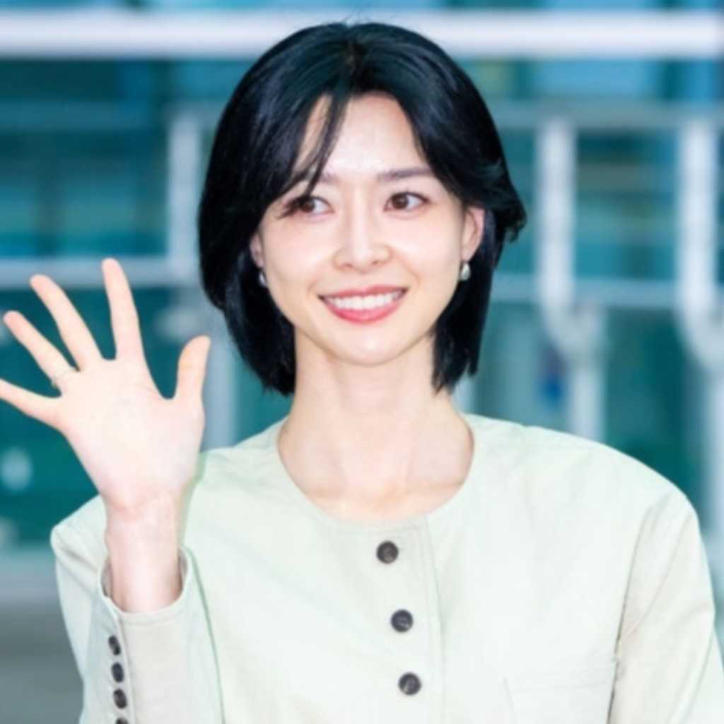 【PHOTO】クォン・ナラ、海外スケジュールのため出国…雨の中でも爽やかな笑顔