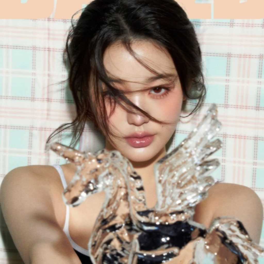 IVE ウォニョン、少女のような雰囲気からクールな眼差しまで…グラビアで新たな魅力を披露