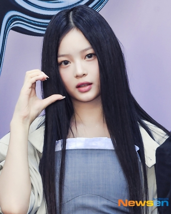 NewJeansから改名宣言”ハニ、初めて1人でインスタライブに挑戦…ファン