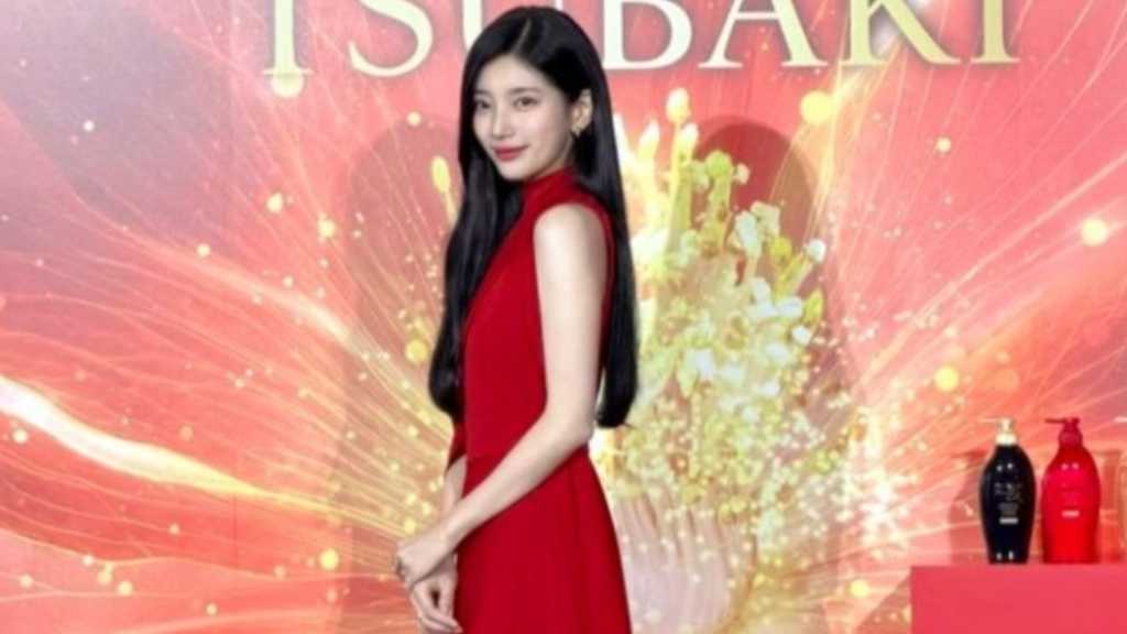 ペ・スジが来日!「TSUBAKI」のイベントに鮮やかなレッドドレスで登場…日本語でメッセージも