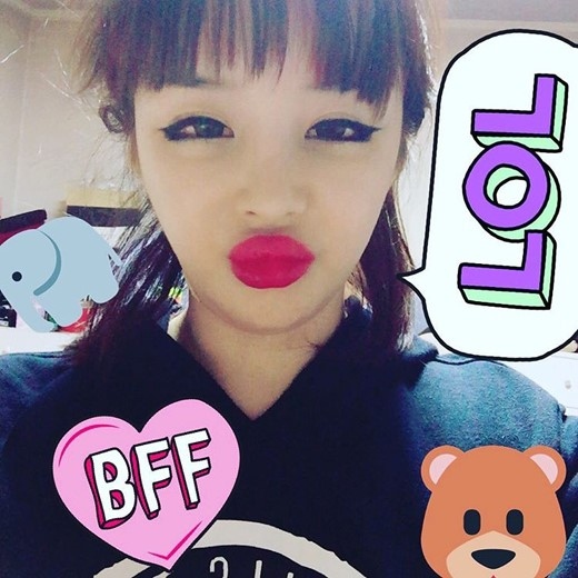 元2ne1のbom 真っ赤なリップのセルフショットに視線集中 おやすみ Kstyle