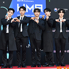 【PHOTO】“代表からパワハラ”OMEGA X「Hanteo Music Awards 2022」レッドカーペットに登場…明るい笑顔でポーズ