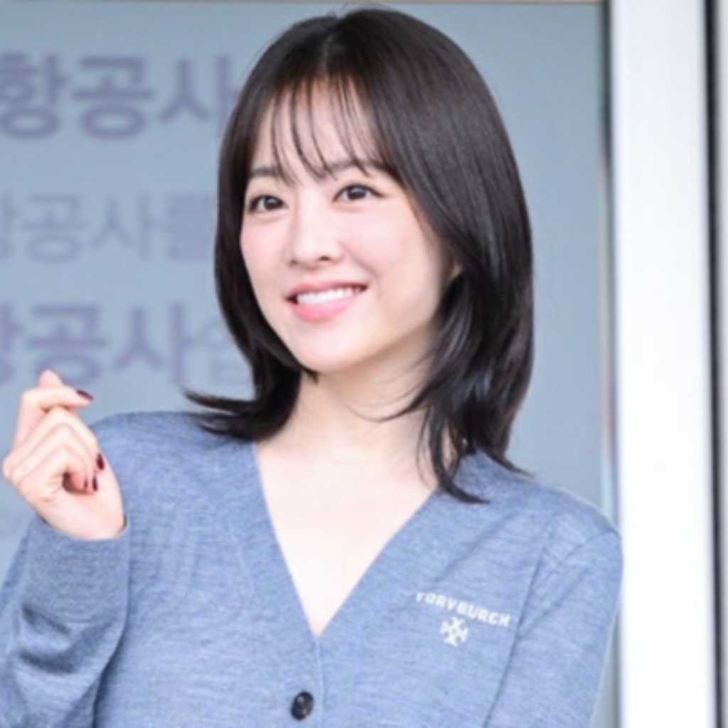 【PHOTO】パク・ボヨン、海外スケジュールのため出国…キュートな笑顔