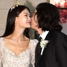 【PHOTO】キム・ギョンジン＆チョン・スミン、結婚式を控え記者会見に登場…熱いキスも