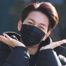 【PHOTO】キム・スチャン、ラジオ番組の収録に参加…お茶目なポーズで挨拶(動画あり)