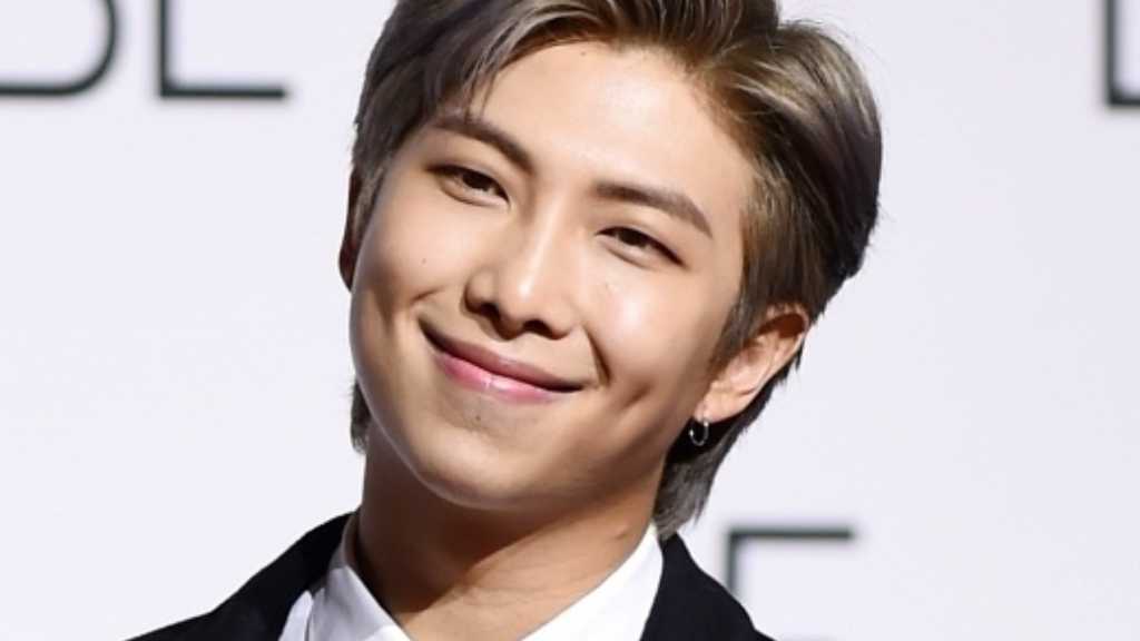 BTSのRM、除隊を控えて親近感のある近況を公開！Silica Gelらとの記念ショットも