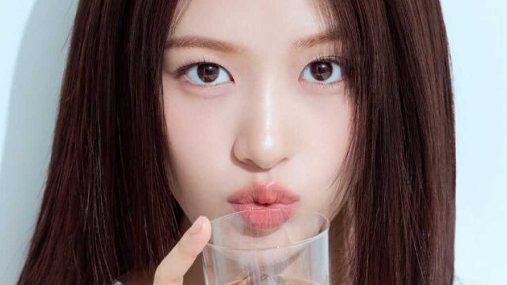 IVE ユジン、コーヒーを片手に爽やかな夏のグラビアを撮影…ギャップのある魅力が話題に