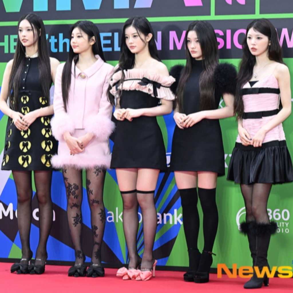 【PHOTO】ILLIT「MMA 2025」レッドカーペットに登場