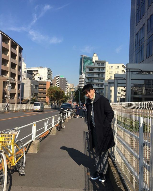 東京の街中にイケメンが ピョン ヨハン グラビア撮影中の可愛らしい姿が話題 Kstyle