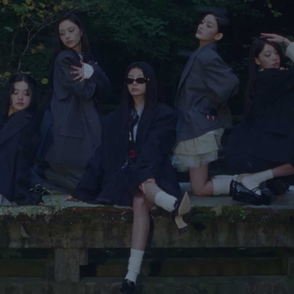 ILLIT、タイトル曲「NOT CUTE ANYMORE」MV公開…ミステリー映画を連想させる演出に注目