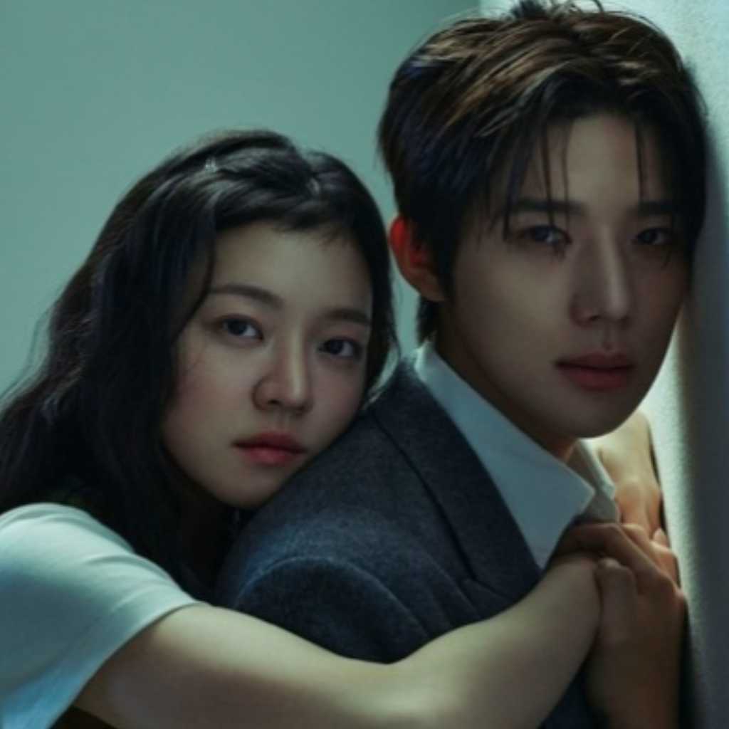 ムン・サンミン＆コ・アソン、バッグハグや互いを見つめる胸キュンショットも…密着グラビアが話題