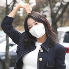 【PHOTO】元gugudan キム・セジョン、ラジオ出演のため放送局へ…桜をバックに爽やかな笑顔(動画あり)