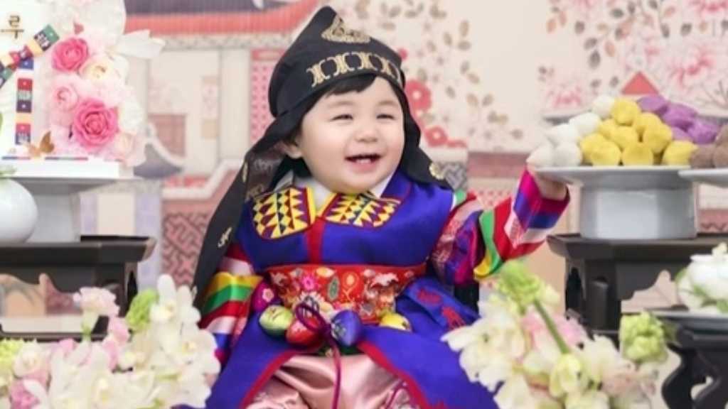 シム・ヒョンタクの息子ハルくん、1歳の誕生日をお祝い！可愛らしい韓服姿が話題に