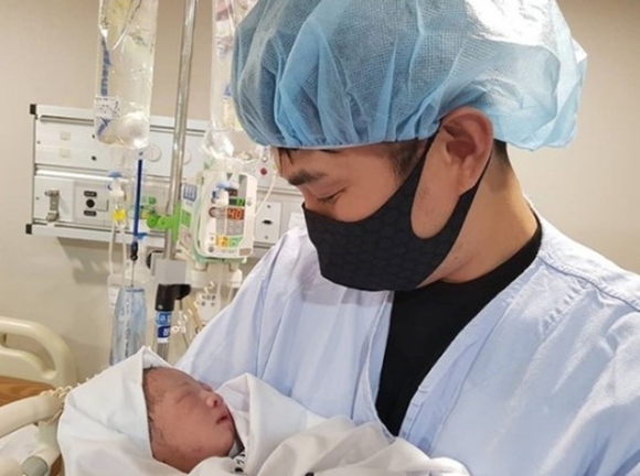 V O S キム ギョンロク 第1子が誕生 Snsで写真とともに報告 独特な出産を経験した Kstyle
